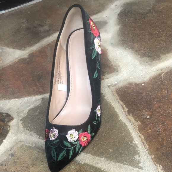 Floral Embroidered Black Pumps - Picture 3 of 13